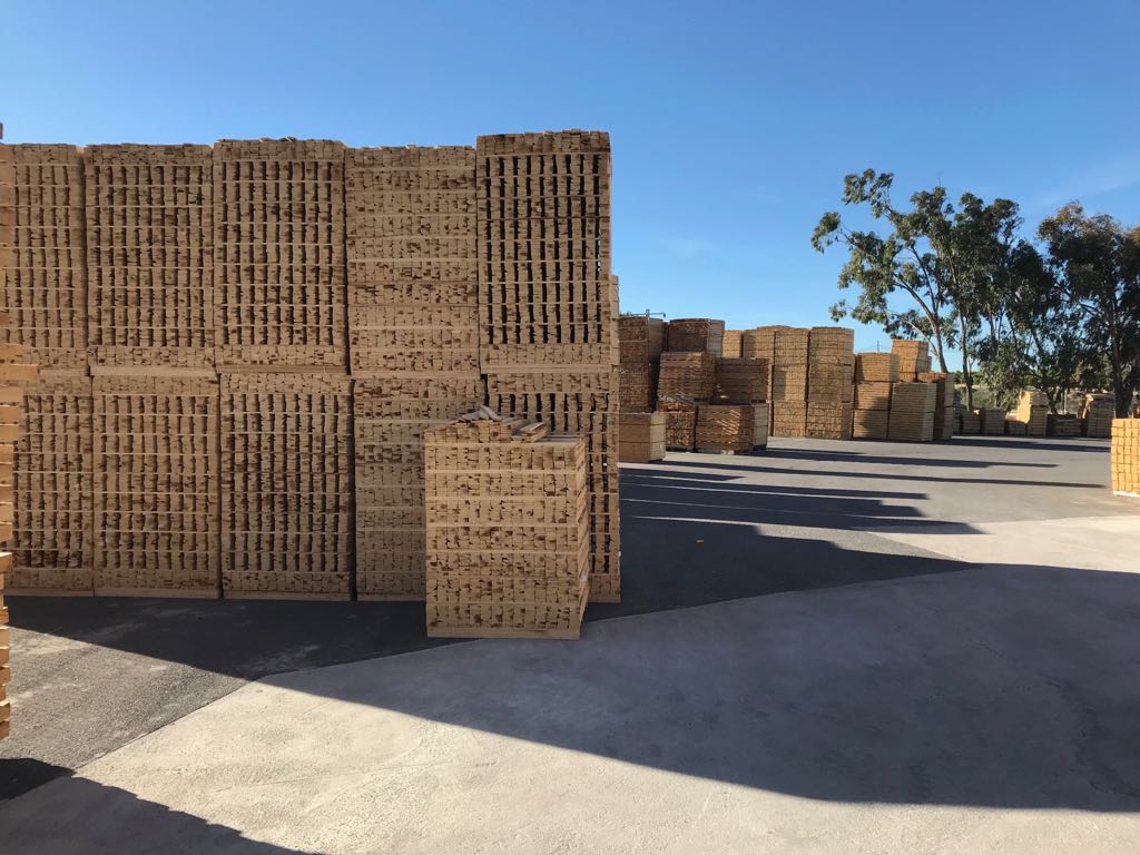 Manufacture of customized pallets in Algorfa
