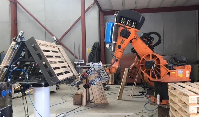 Robot de la línea de montaje de palets en la nave de Algorfa