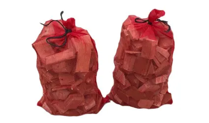Sacos de leña de pino de los restos de fabricación